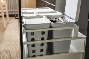 Cassetto da cucina organizzato con secchi HÅLLBAR IKEA