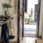 Ingresso piccolo che sembra soffocante? Il ripiano da svuotare prima di comprare un mobile Ingresso piccolo con ripiano pieno di oggetti che rende lo spazio più soffocante