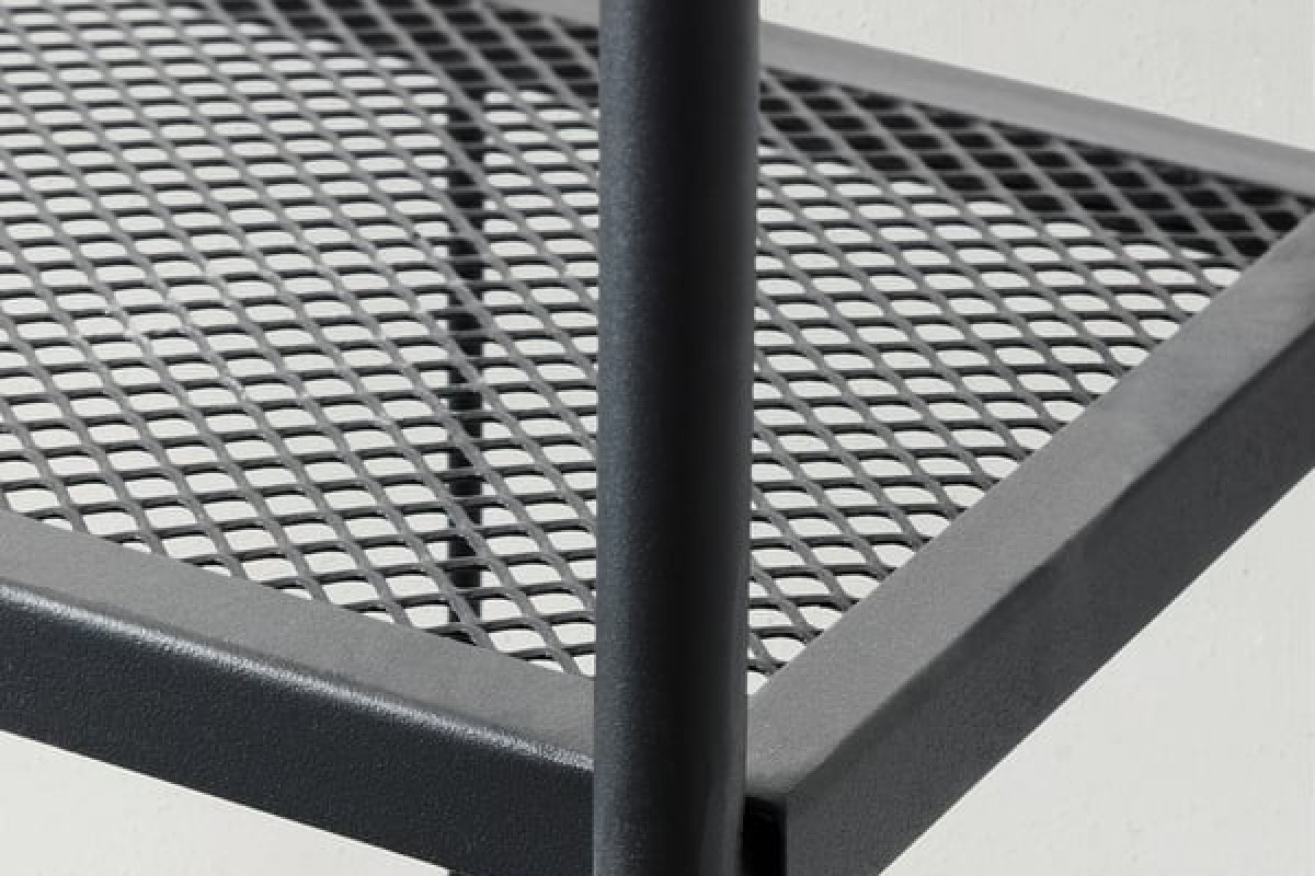 Dettaglio del ripiano grigliato dello scaffale IKEA LÄCKÖ