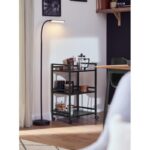 Carrello Livarno con piantana LED in un angolo cucina soggiorno