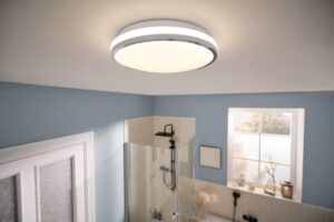 Lampada LED per bagno Livarno montata in un bagno moderno