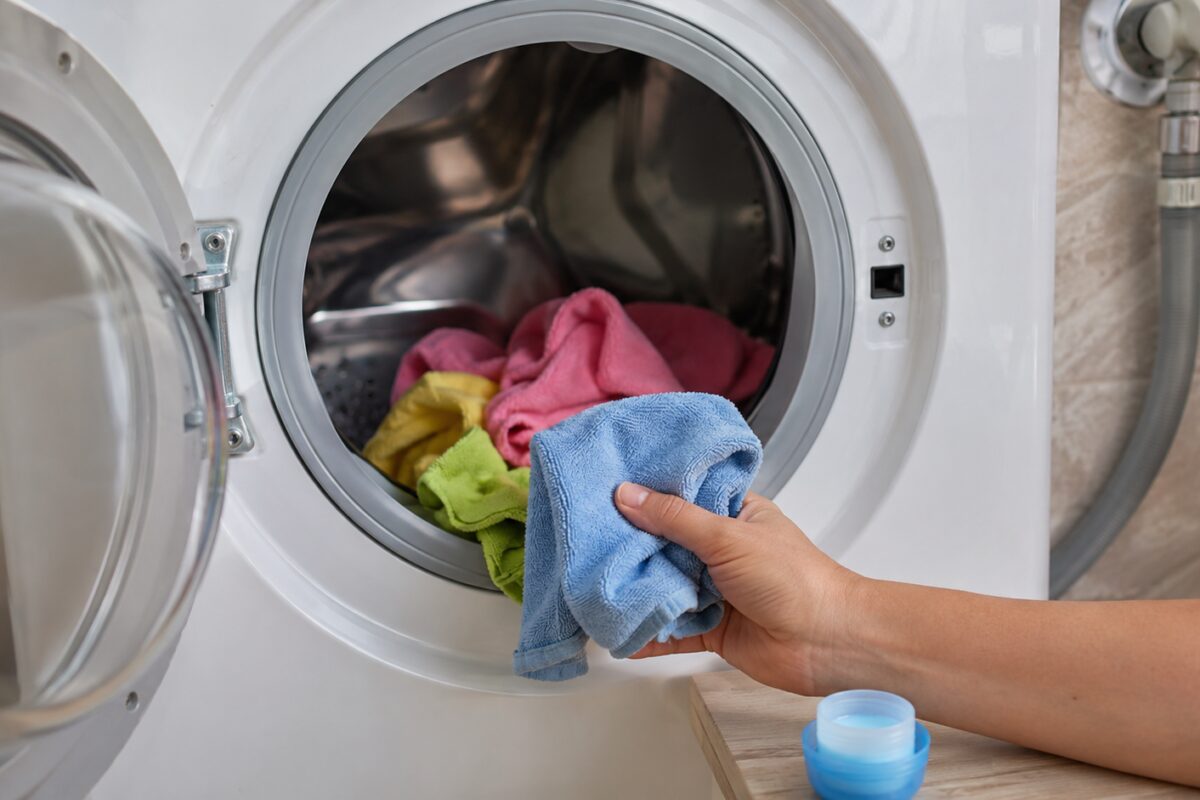 Panni in microfibra caricati da soli in lavatrice con poco detersivo