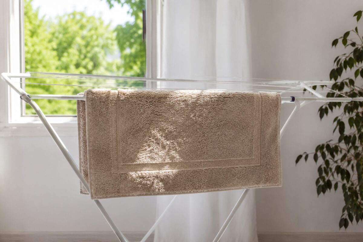 Tappetino da bagno steso ad asciugare all'ombra