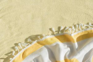 Telo mare steso sulla sabbia prima del lavaggio