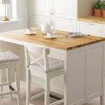 Isola da cucina IKEA TORNVIKEN bianco sporco e rovere ambientata in una cucina luminosa