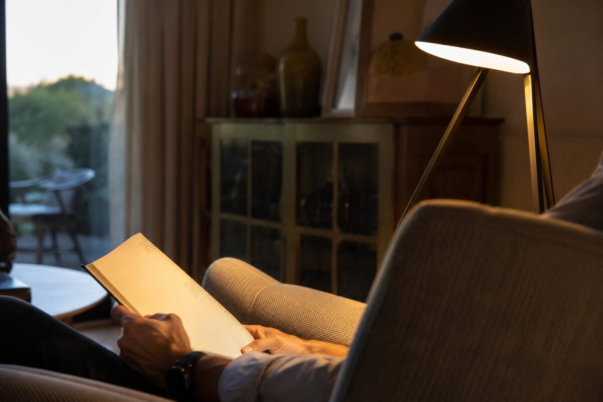 Lampada laterale che illumina le pagine di un libro