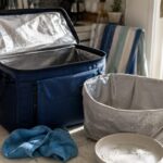 Borsa frigo che puzza dopo la spiaggia? Il lavaggio che elimina umidità e residui nascosti Borsa frigo aperta sul piano cucina pronta per essere pulita