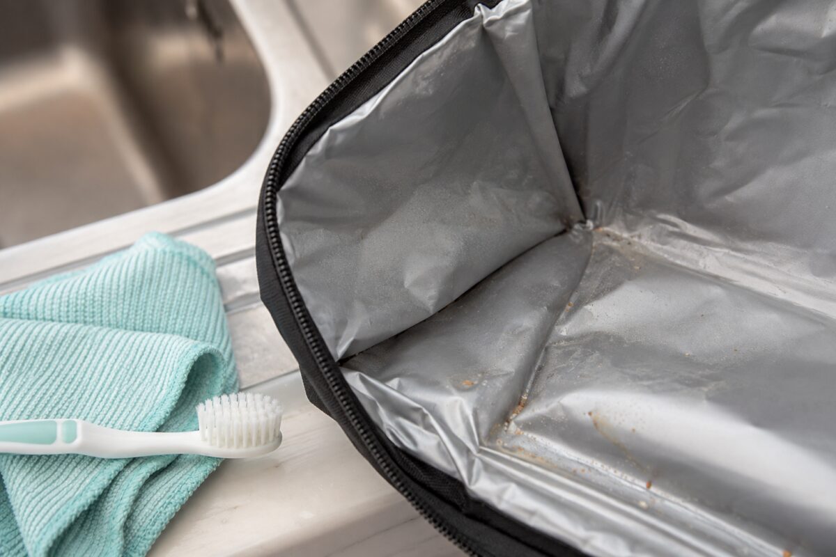Dettaglio di cuciture e angoli interni della borsa frigo