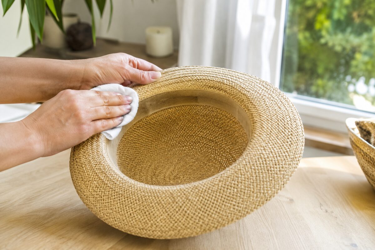 Cappello di paglia pulito delicatamente con un panno umido