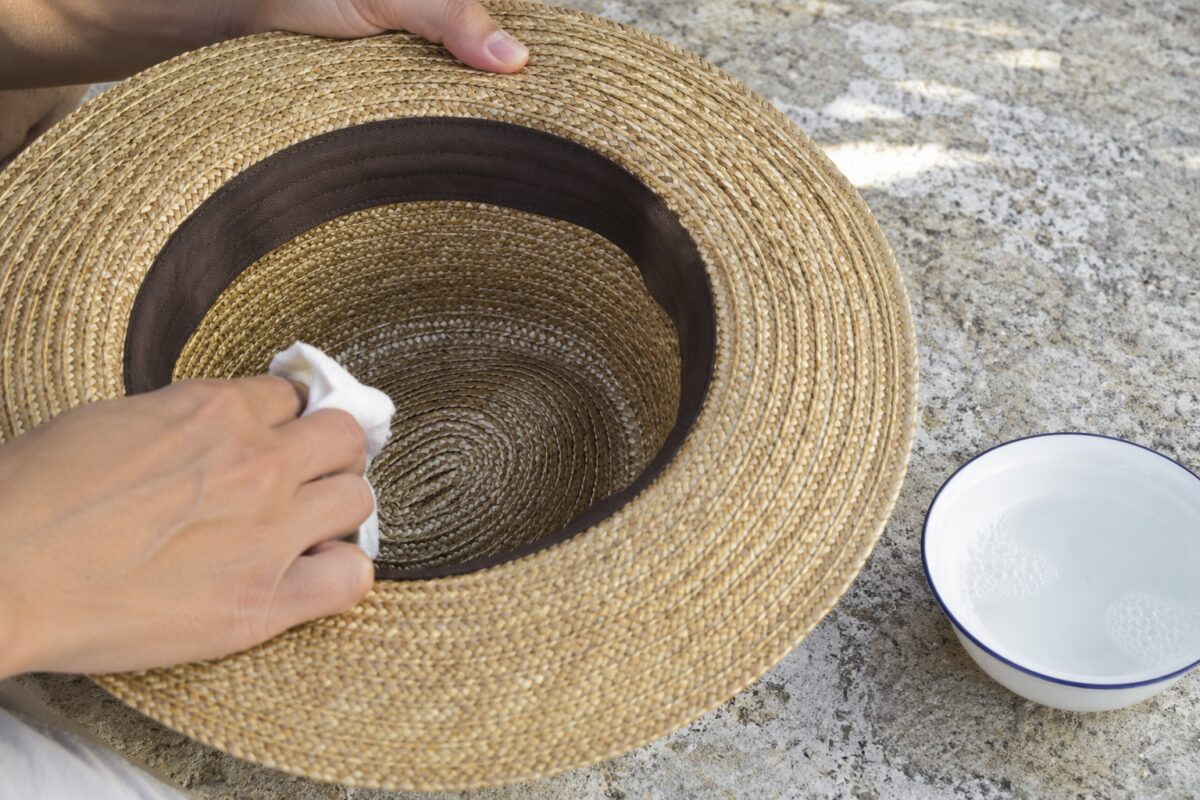 Pulizia della fascia interna di un cappello di paglia