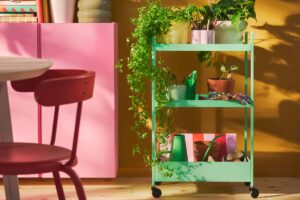 Carrello IKEA NISSAFORS verde chiaro accanto al divano con oggetti organizzati