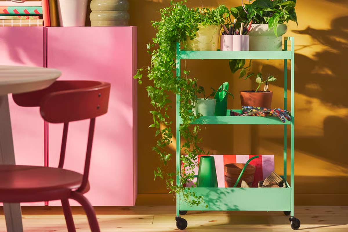 Carrello IKEA NISSAFORS verde chiaro accanto al divano con oggetti organizzati