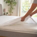Coprimaterasso che sa di sudore? Lavalo senza rovinare imbottitura ed elastici Coprimaterasso rimosso dal letto prima del lavaggio