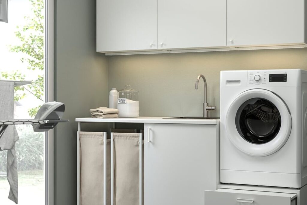 IKEA, ENHET a 99€: la base che alza la lavatrice e nasconde detersivi e cesto