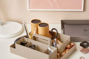 Organizer IKEA KUGGIS su una scrivania ordinata
