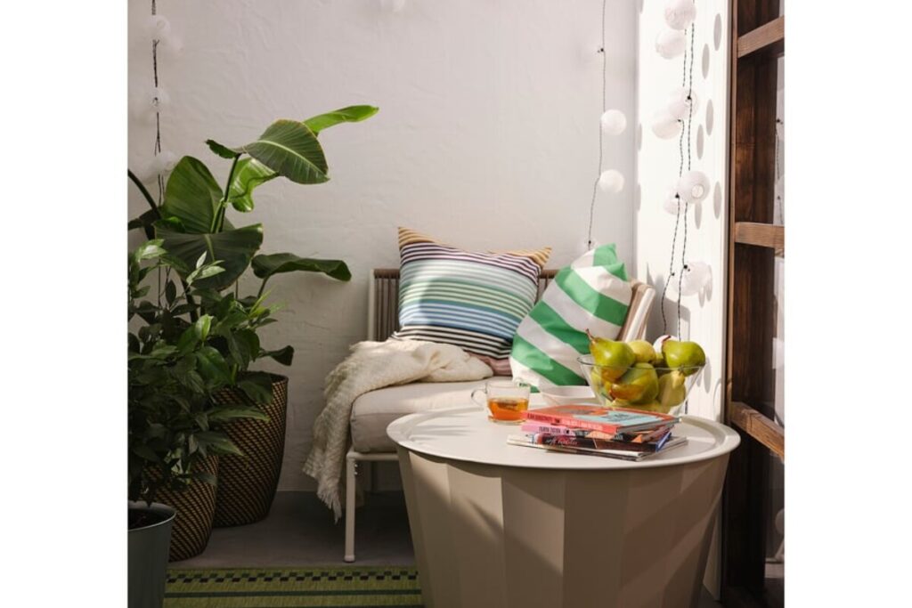 IKEA, LÅGASKÄR a 59,95€: il tavolino da esterno che nasconde i cuscini sotto il vassoio