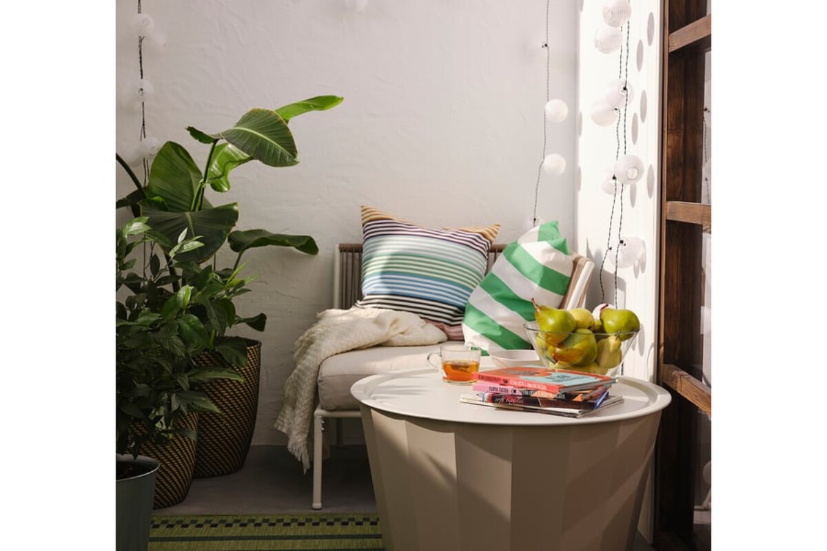 Tavolino da esterno IKEA LÅGASKÄR ambientato su un terrazzo