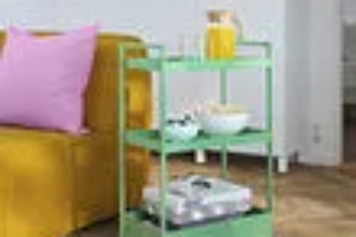 Carrello IKEA NISSAFORS verde chiaro accanto al divano con oggetti organizzati