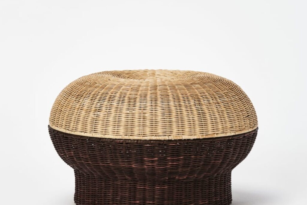 IKEA PS 2026, il poggiapiedi da 99€ nasconde 80 litri dietro il rattan intrecciato