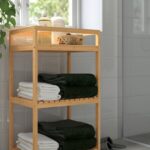 IKEA, RÅGRUND a 35€: il carrello in bambù che porta ordine in bagno e resiste all’umidità Carrello RÅGRUND IKEA in bambù ambientato in bagno