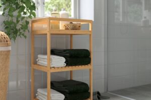 Carrello RÅGRUND IKEA in bambù ambientato in bagno