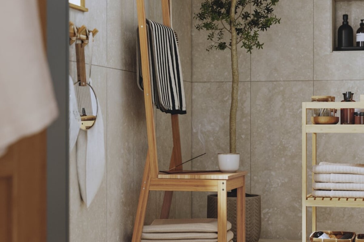 Carrello e arredi RÅGRUND in un bagno luminoso
