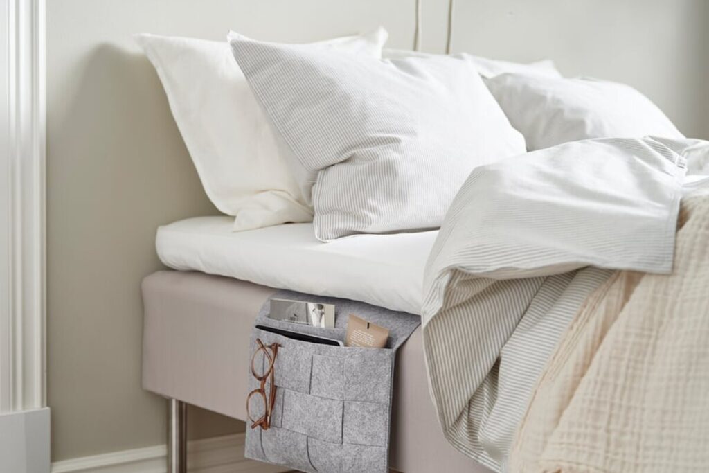 IKEA, SILÄNG a 3,95€: la tasca da 75 cm che libera il comodino senza forare