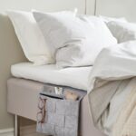IKEA, SILÄNG a 3,95€: la tasca da 75 cm che libera il comodino senza forare Portaoggetti IKEA SILÄNG fissato sotto il materasso