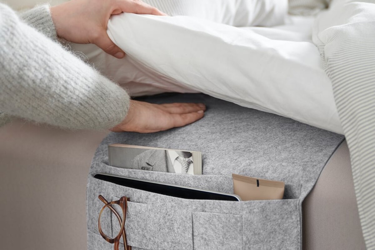 Tasca IKEA SILÄNG usata accanto al letto