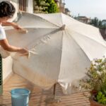 Ombrellone che sa di chiuso dopo la spiaggia? Il lavaggio da fare prima di riporlo Ombrellone da spiaggia aperto sul balcone durante la pulizia