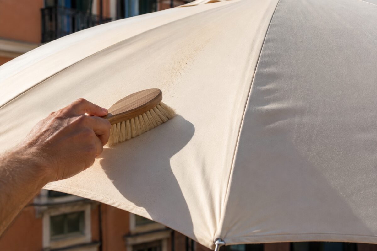 Sabbia rimossa dal telo dell’ombrellone con una spazzola morbida