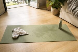 Tappetino da yoga disteso dopo un allenamento estivo