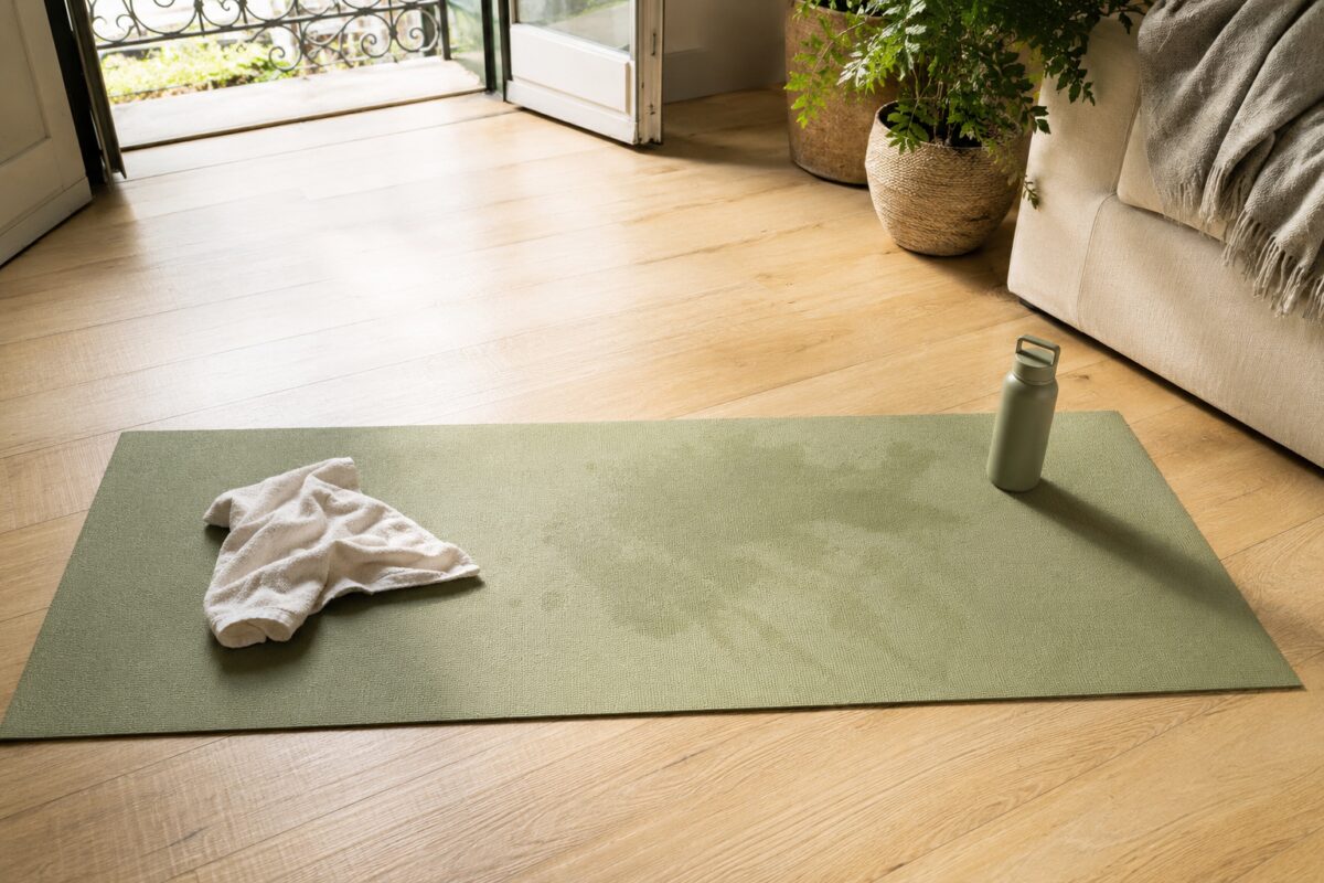 Tappetino da yoga disteso dopo un allenamento estivo