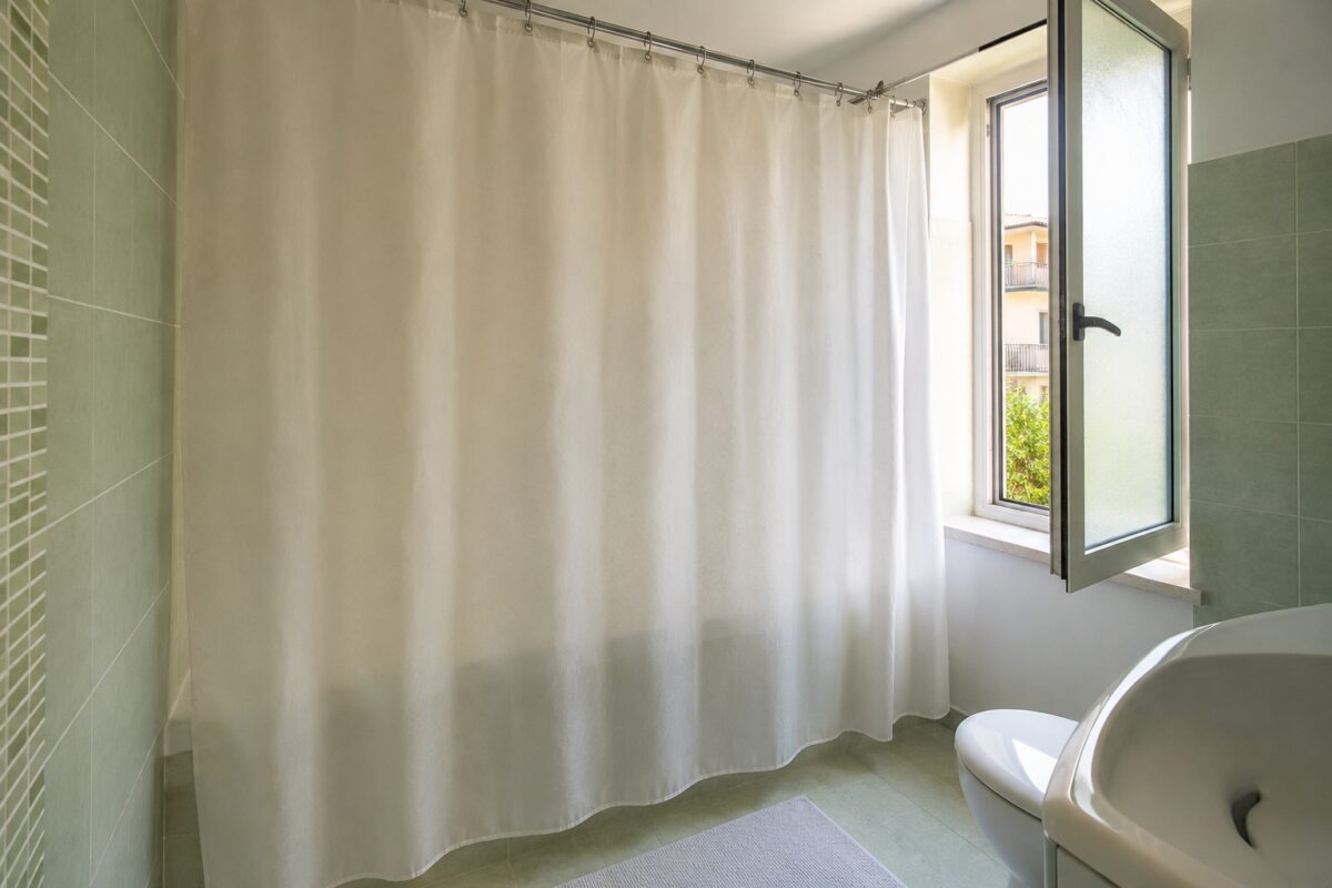 Tenda della doccia pulita e completamente distesa per asciugare