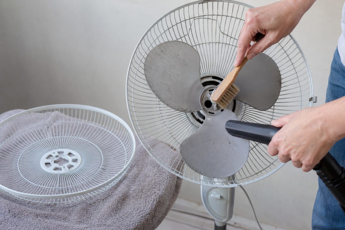 Griglia del ventilatore pulita con spazzola e aspirapolvere