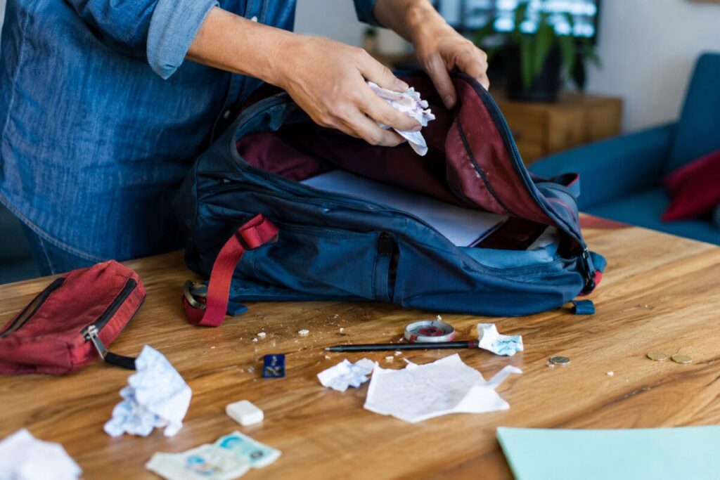 Zaino di scuola chiuso da settimane? Puliscilo senza rovinare spallacci e rivestimento